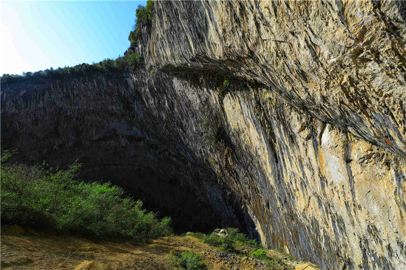 十八连山有个"巨型天坑"